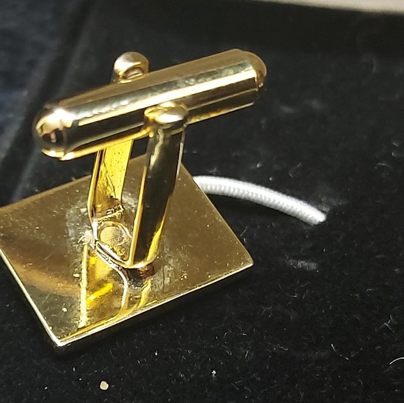 A Set of Gold Colored UN-Monogramed Stylish Cuff Links - Picture 5 of 8